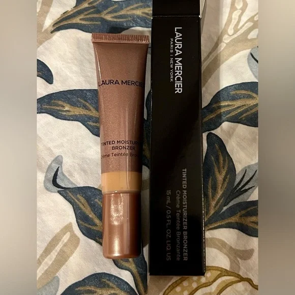 Laura Mercier Tinted Moisturizer Sheer Cream Bronzer in Sundrop - Picture 3 of 9